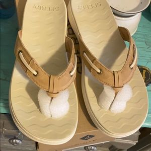 Sperry tan boat shoes flip flops